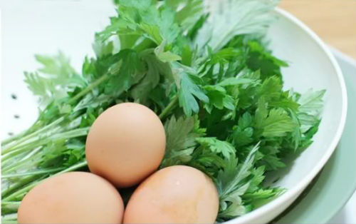 Ngải cứu kết hợp với trứng gà có tác dụng dưỡng thai cực tốt