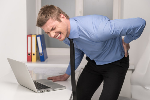 Nhiều người làm việc văn phòng hay bị đau lưng và đau vai